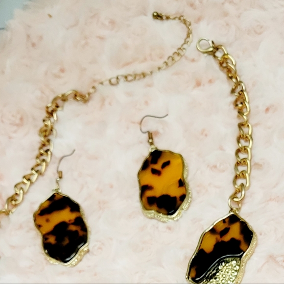 A stunning and eye-catching gold leopard necklace and earring set, complemented - Picture 3 of 12